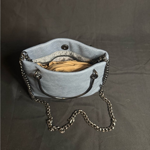 Elegant Gray Chain Shoulder Bag - Picture 3 of 9
